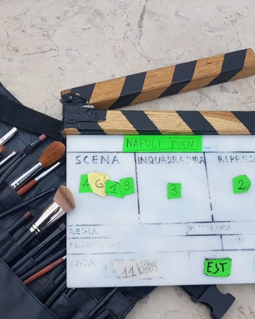 Ciak del film Napoli Eden con pennelli da trucco
