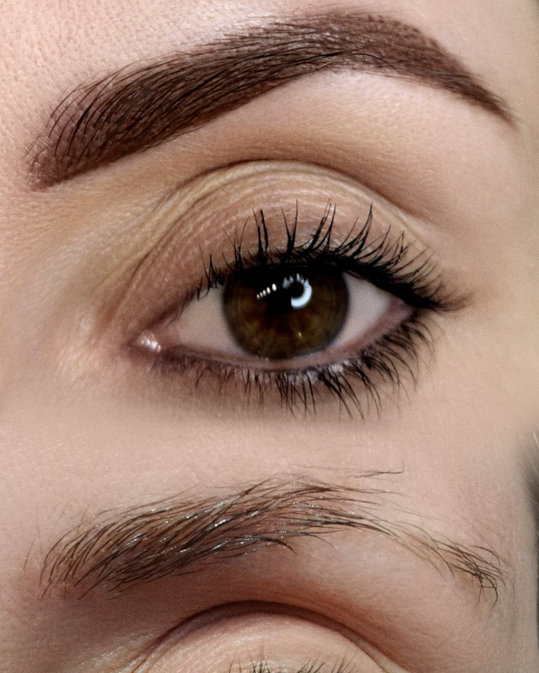 Sopracciglia prima e dopo il trattamento di trucco permanente
